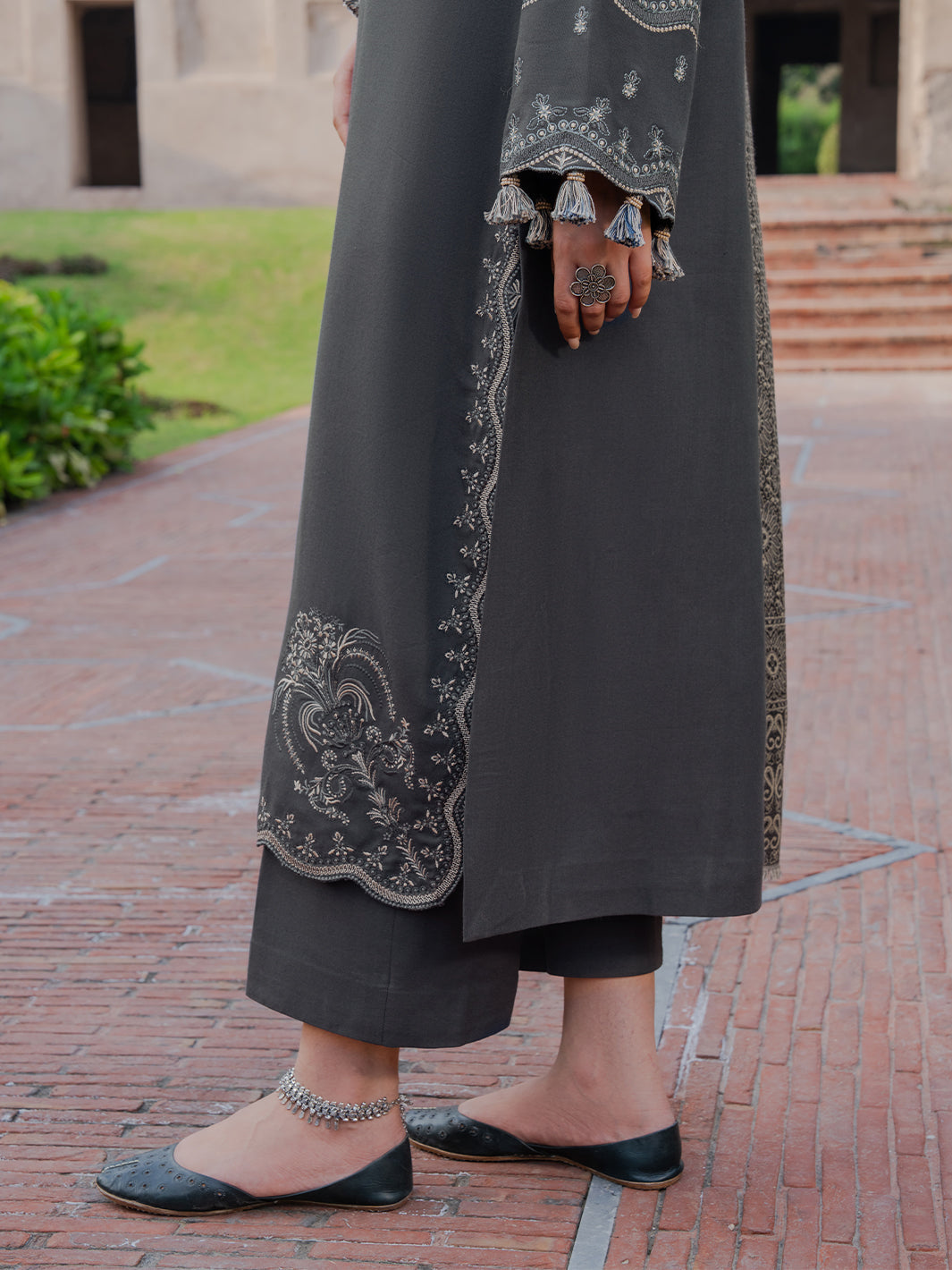 IZEL LUXURY UNSTITCHED WINTER DHANAK EMBROIDERED 3PC WITH DIGITAL PRINTED WOOL SHAWL